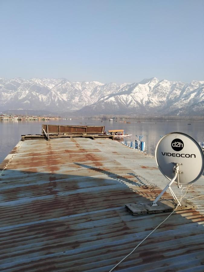 Houseboat Young Snow View Front Line Dal Lake Srīnagar Extérieur photo