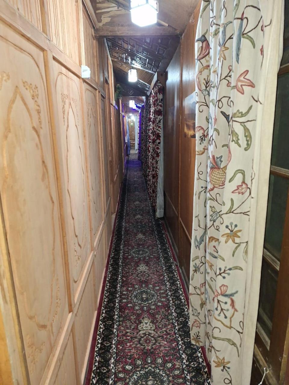 Houseboat Young Snow View Front Line Dal Lake Srīnagar Extérieur photo