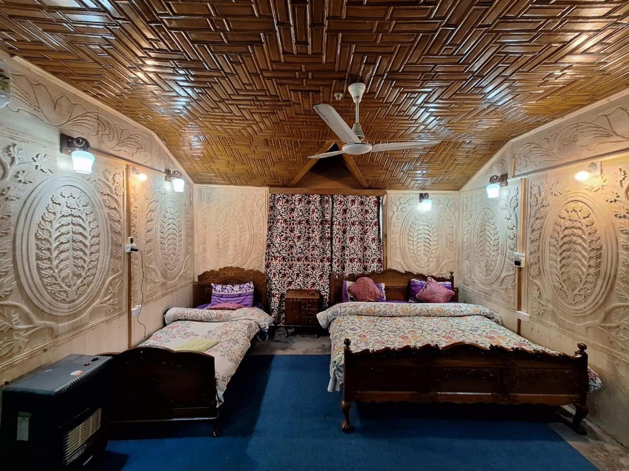 Houseboat Young Snow View Front Line Dal Lake Srīnagar Extérieur photo