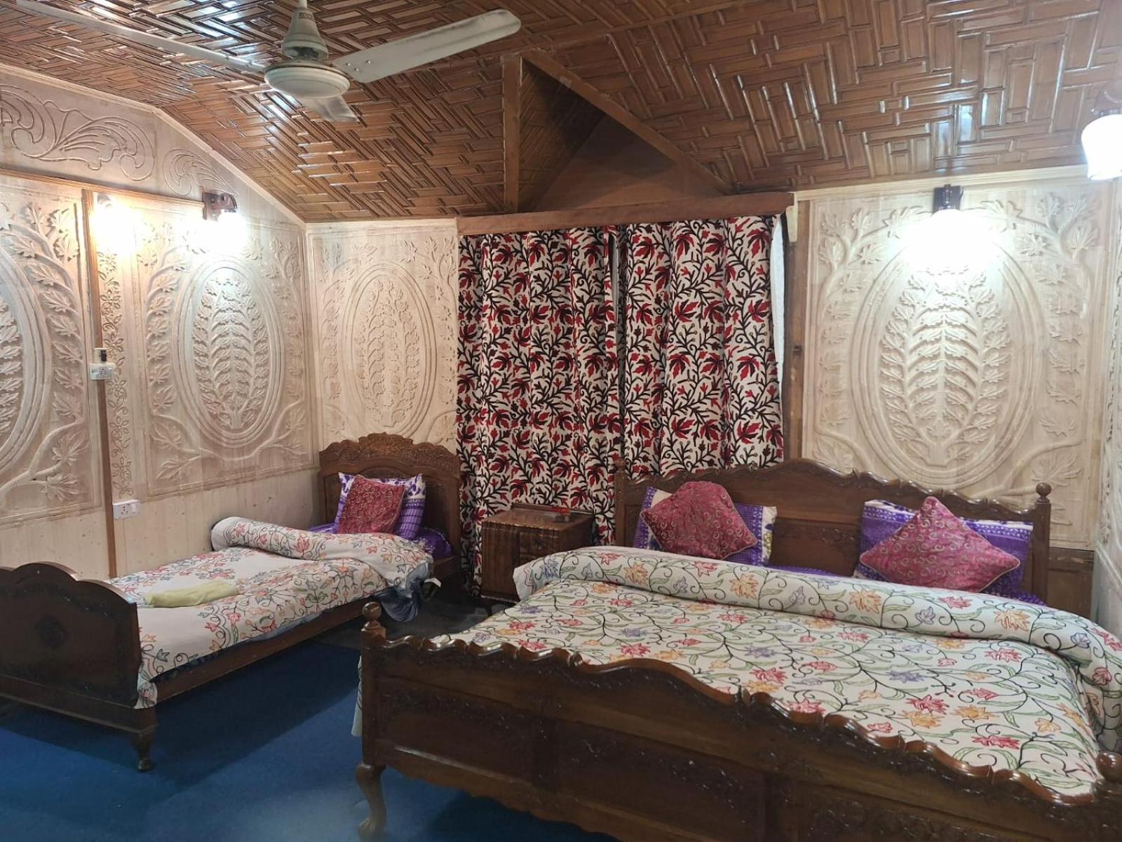 Houseboat Young Snow View Front Line Dal Lake Srīnagar Extérieur photo