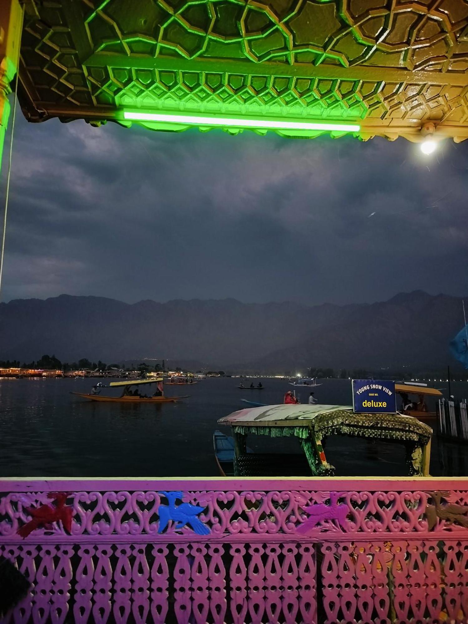 Houseboat Young Snow View Front Line Dal Lake Srīnagar Extérieur photo