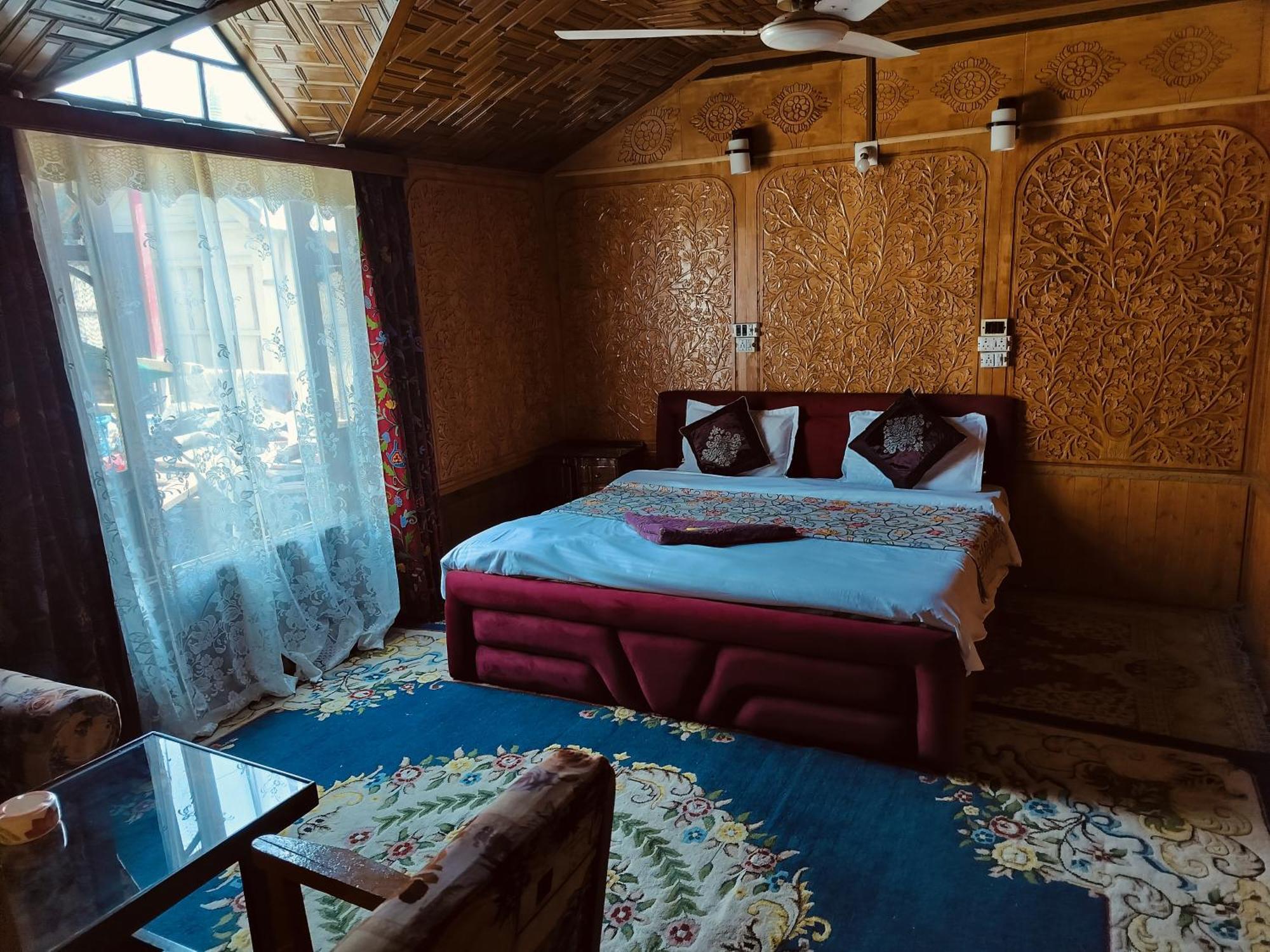 Houseboat Young Snow View Front Line Dal Lake Srīnagar Chambre photo