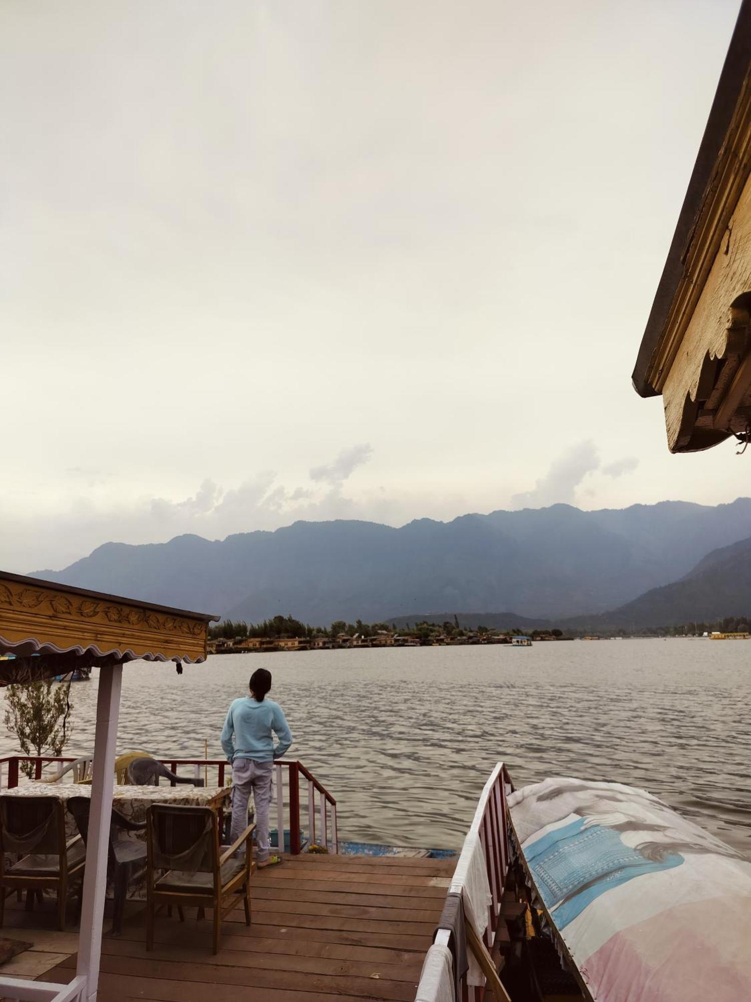 Houseboat Young Snow View Front Line Dal Lake Srīnagar Extérieur photo