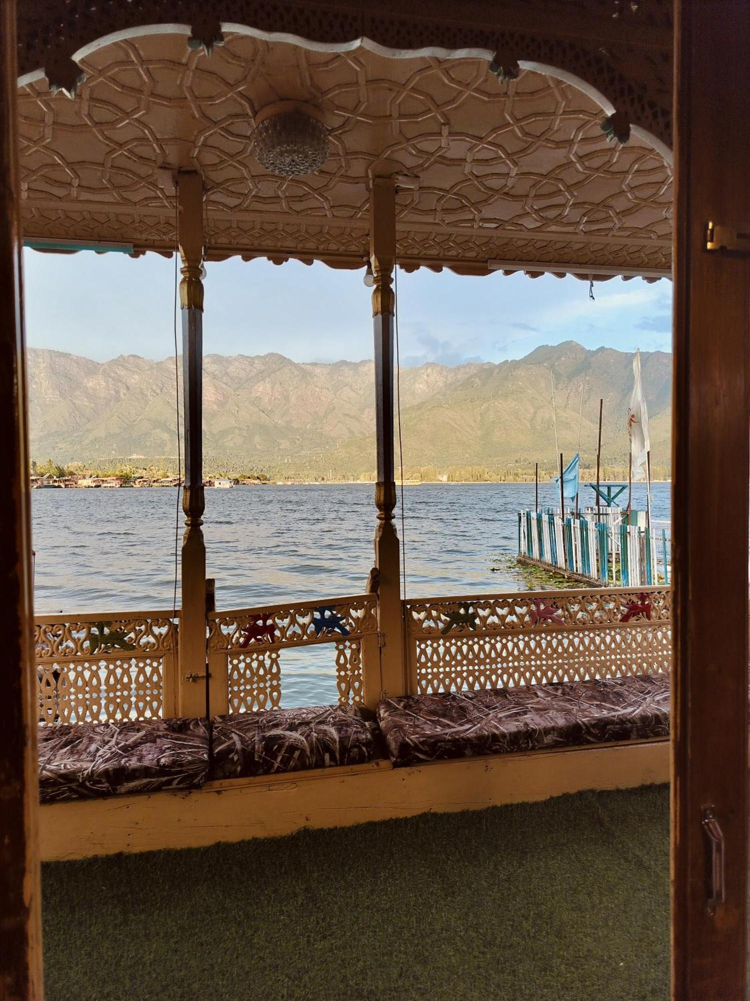 Houseboat Young Snow View Front Line Dal Lake Srīnagar Extérieur photo