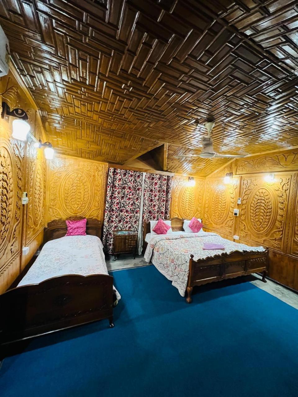 Houseboat Young Snow View Front Line Dal Lake Srīnagar Chambre photo