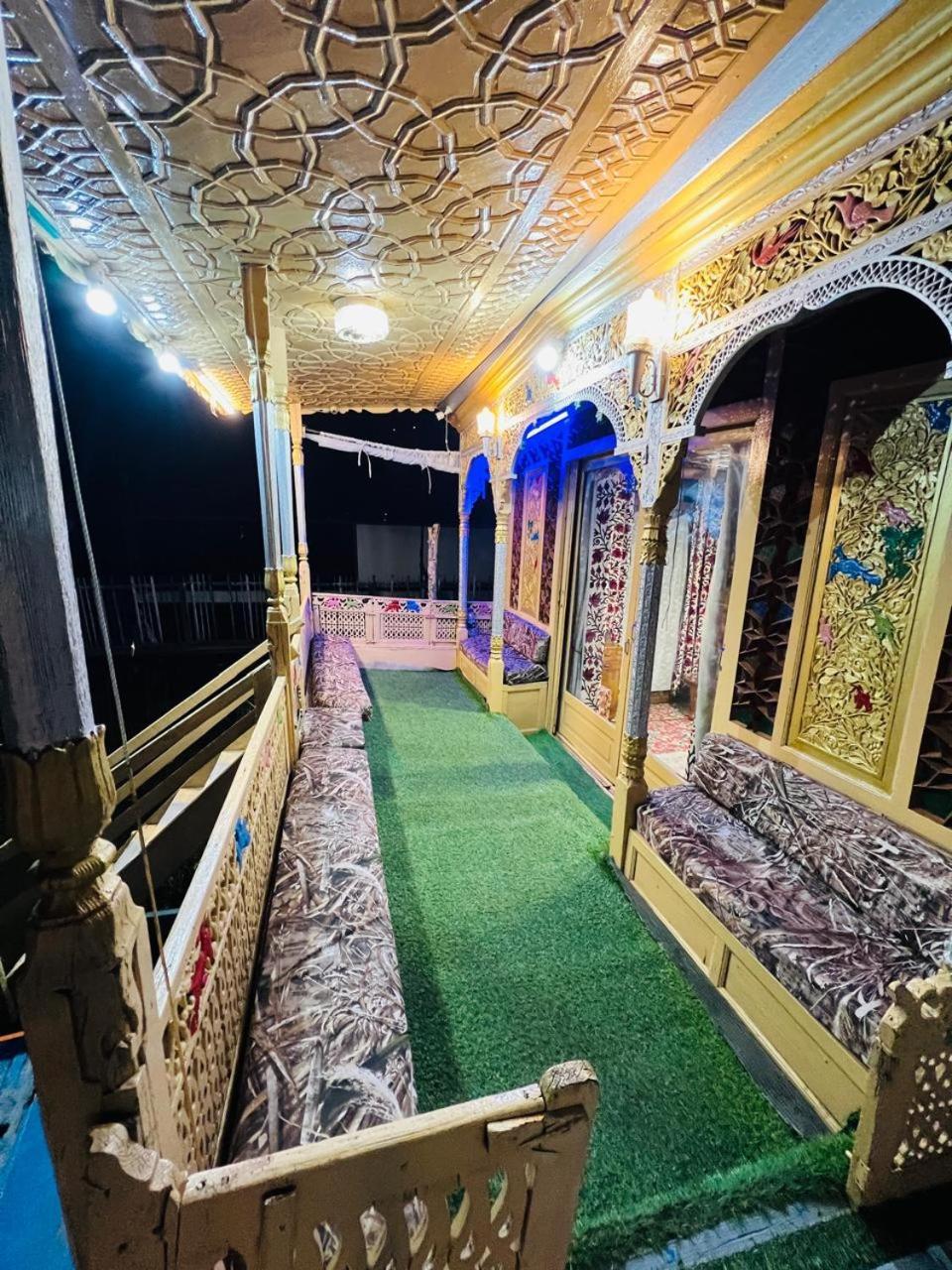 Houseboat Young Snow View Front Line Dal Lake Srīnagar Extérieur photo