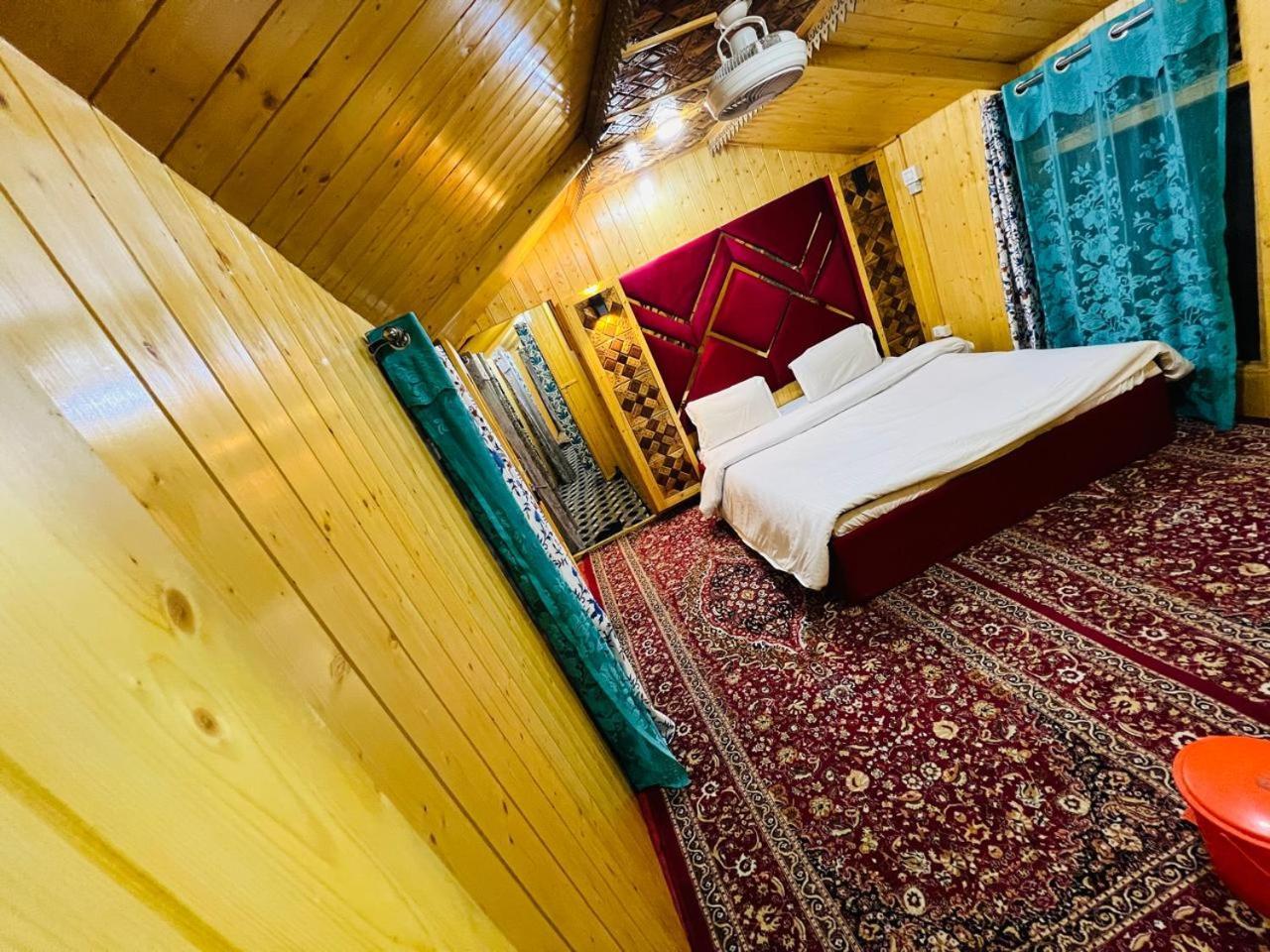 Houseboat Young Snow View Front Line Dal Lake Srīnagar Chambre photo
