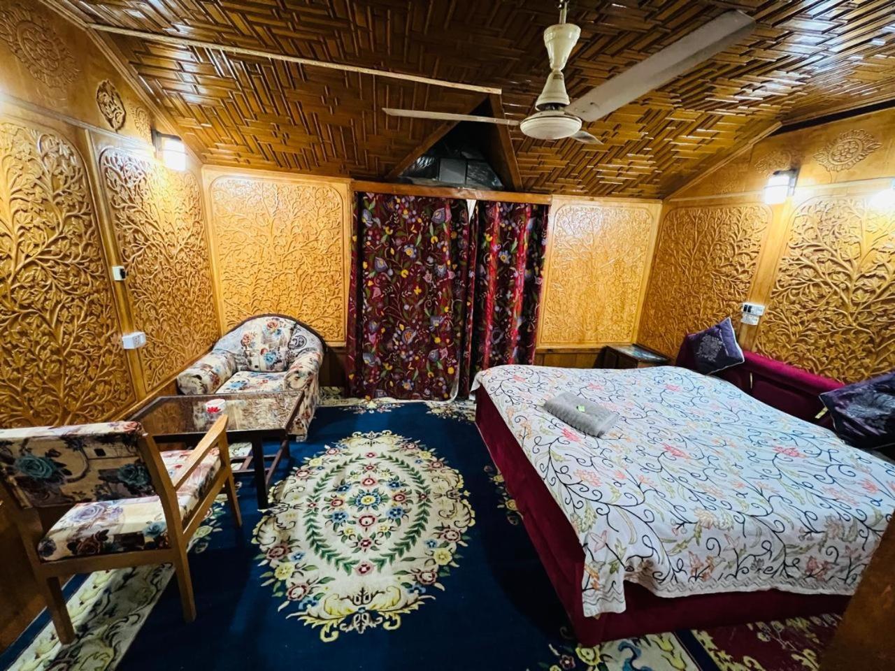 Houseboat Young Snow View Front Line Dal Lake Srīnagar Extérieur photo