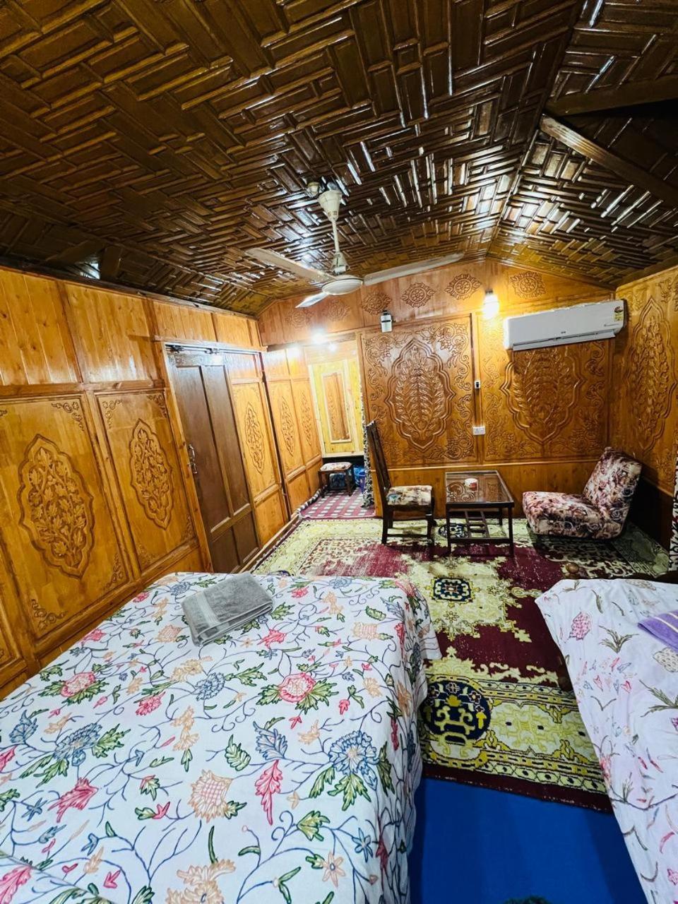 Houseboat Young Snow View Front Line Dal Lake Srīnagar Chambre photo