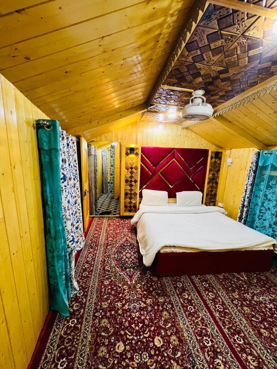 Houseboat Young Snow View Front Line Dal Lake Srīnagar Chambre photo