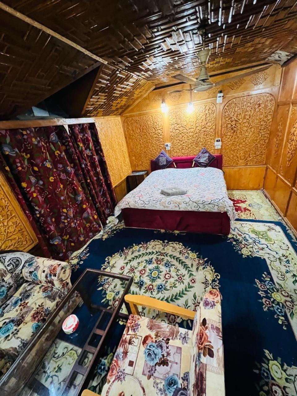 Houseboat Young Snow View Front Line Dal Lake Srīnagar Chambre photo