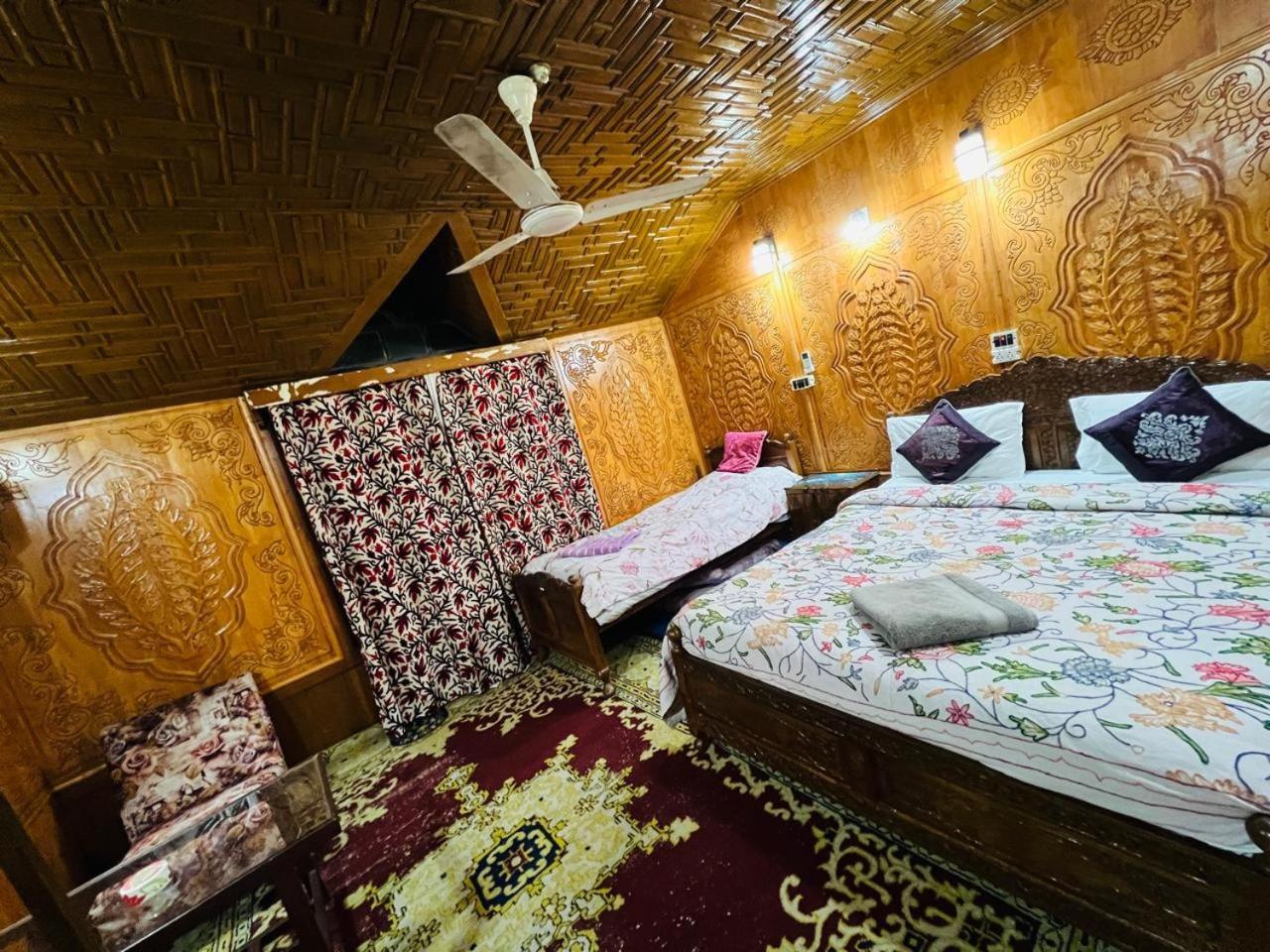 Houseboat Young Snow View Front Line Dal Lake Srīnagar Extérieur photo