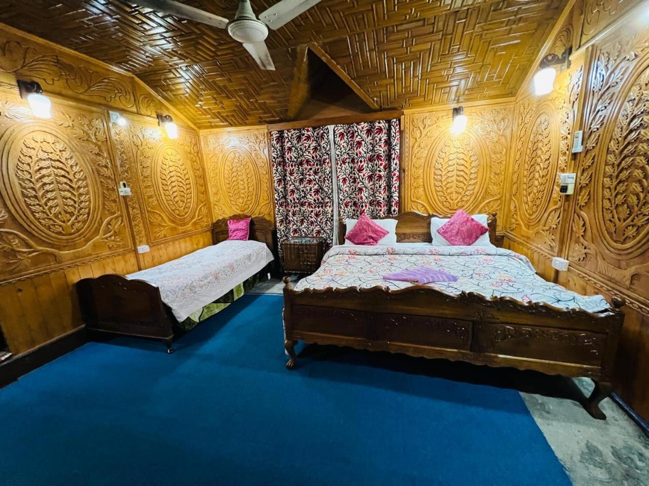 Houseboat Young Snow View Front Line Dal Lake Srīnagar Extérieur photo