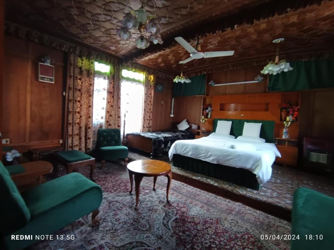 Houseboat Young Snow View Front Line Dal Lake Srīnagar Chambre photo