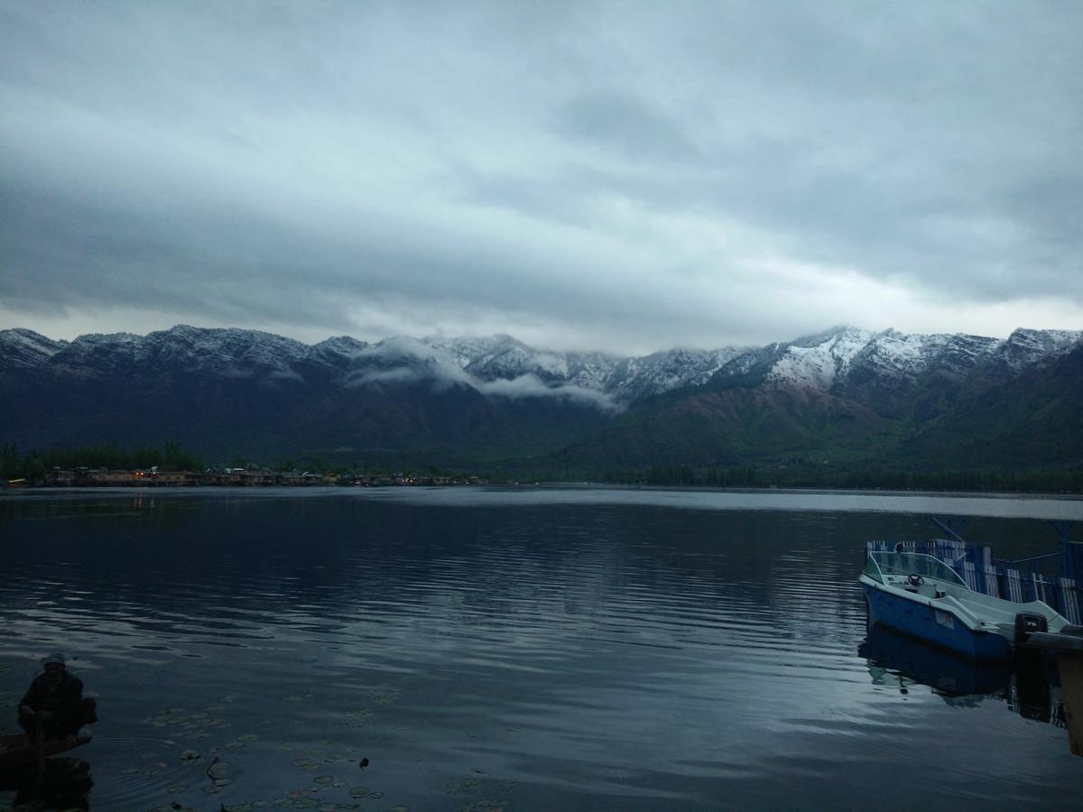 Houseboat Young Snow View Front Line Dal Lake Srīnagar Extérieur photo