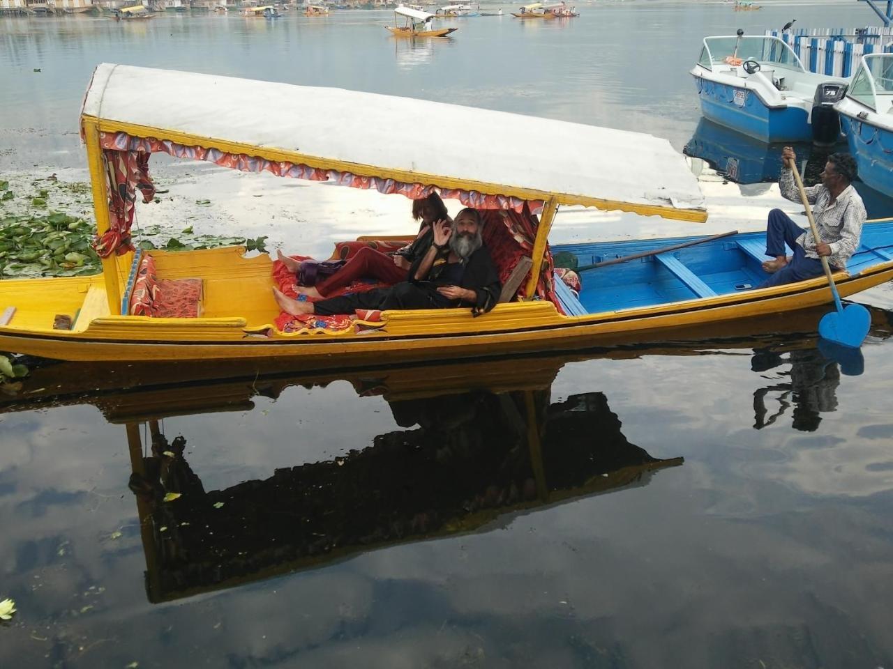 Houseboat Young Snow View Front Line Dal Lake Srīnagar Extérieur photo