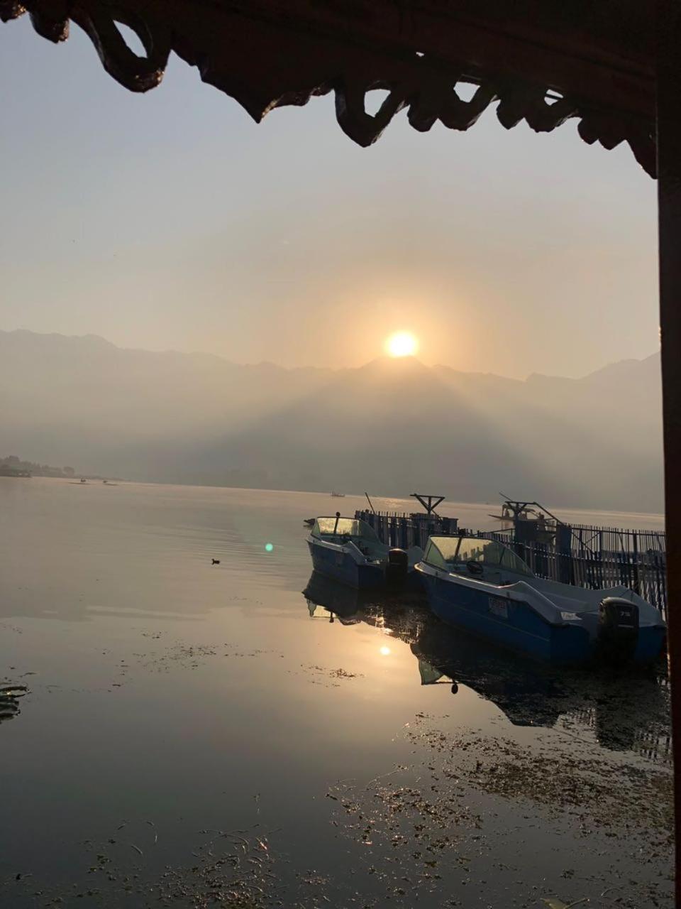 Houseboat Young Snow View Front Line Dal Lake Srīnagar Extérieur photo