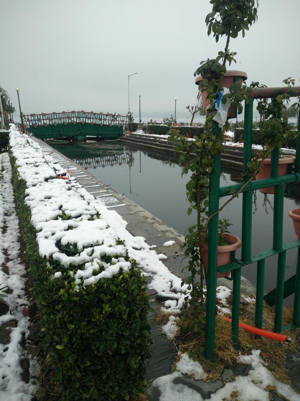 Houseboat Young Snow View Front Line Dal Lake Srīnagar Extérieur photo