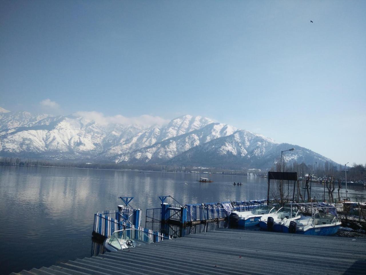 Houseboat Young Snow View Front Line Dal Lake Srīnagar Extérieur photo