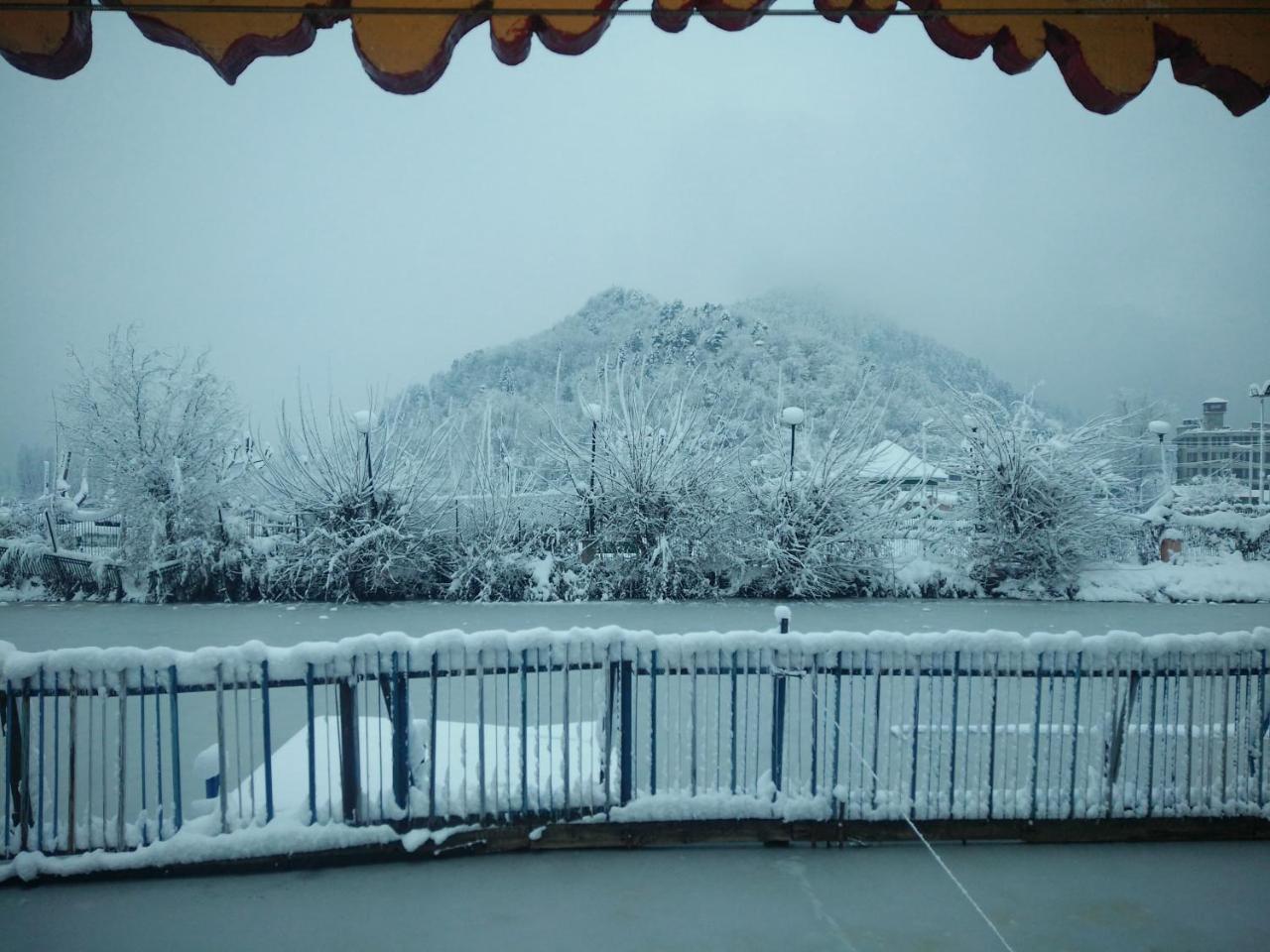Houseboat Young Snow View Front Line Dal Lake Srīnagar Extérieur photo