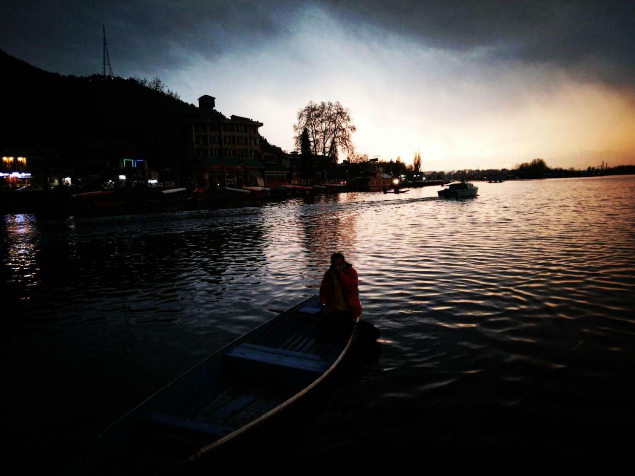 Houseboat Young Snow View Front Line Dal Lake Srīnagar Extérieur photo