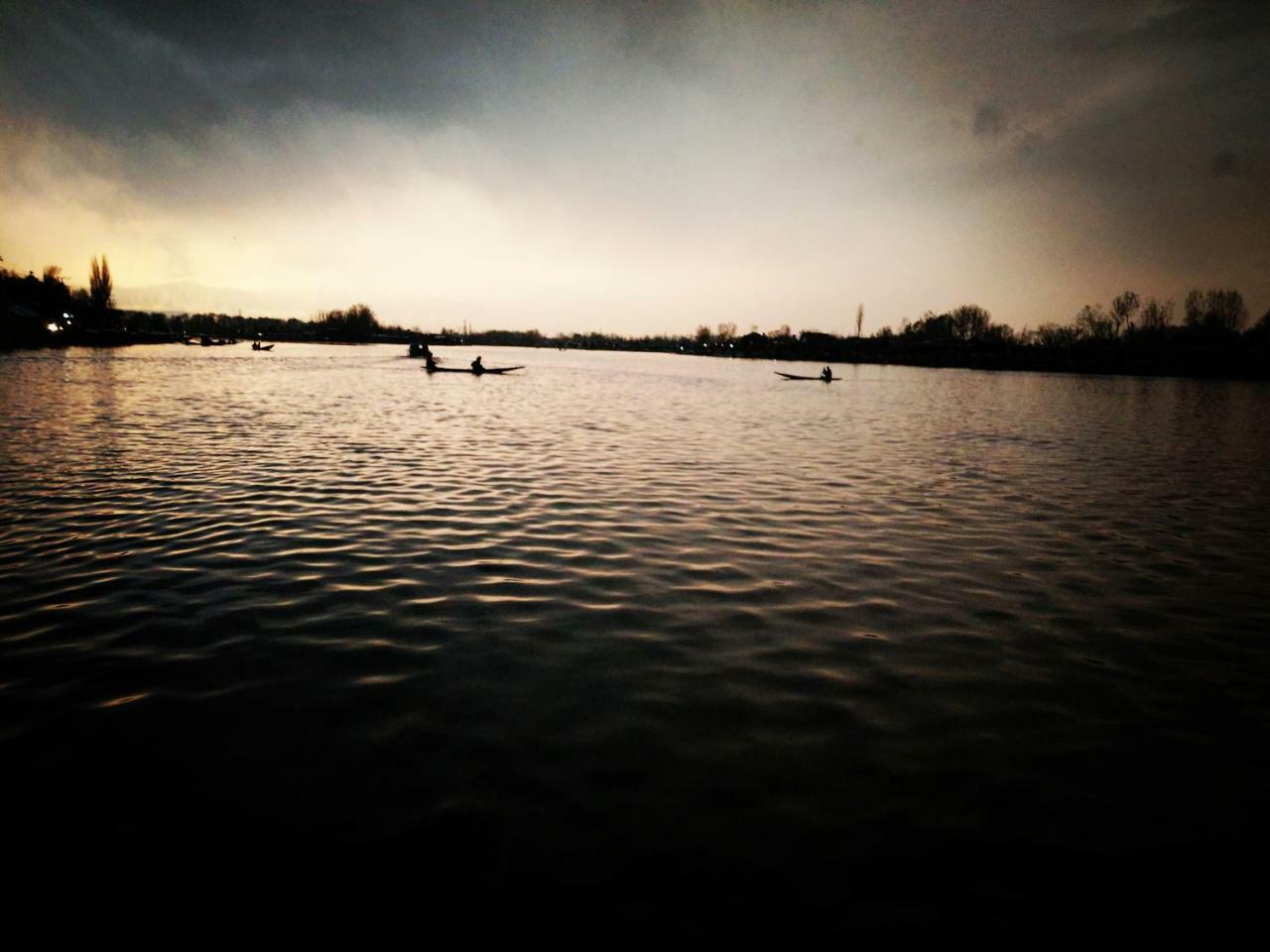 Houseboat Young Snow View Front Line Dal Lake Srīnagar Extérieur photo